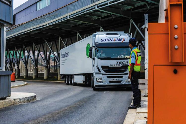 La digitalisation des demandes de traction portuaire externe à Tanger Med marque une avancée significative vers une modernisation globale des procédures portuaires.  En plus des formalités déjà en place pour les autorisations de mouvement et les commandes de traction interne, une nouvelle procédure a été introduite pour réguler l’accès des tracteurs au complexe portuaire afin de gérer les semi-remorques isolées à l’importation.  Désormais, les demandes d’accès au port pour les tracteurs externes peuvent êtr